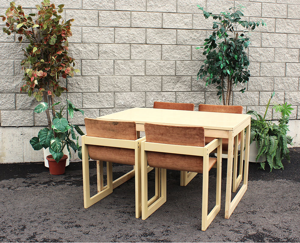 Table rectangulaire avec chaises