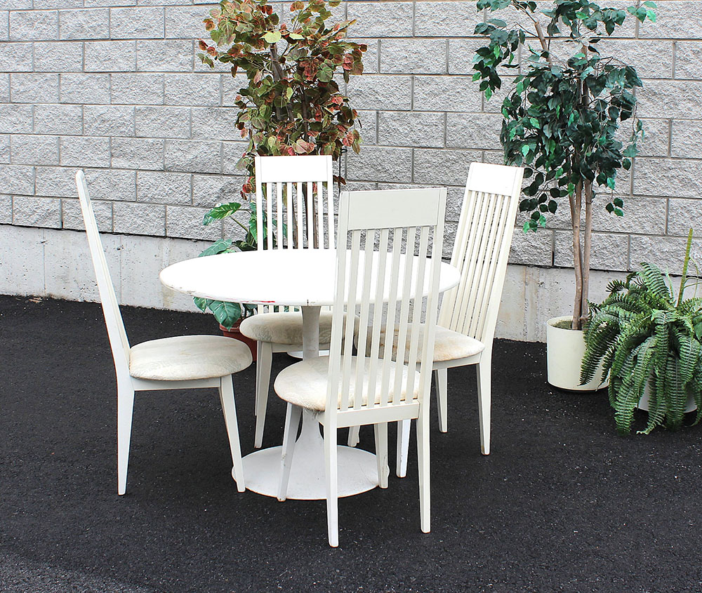 Table ronde et chaises blanches