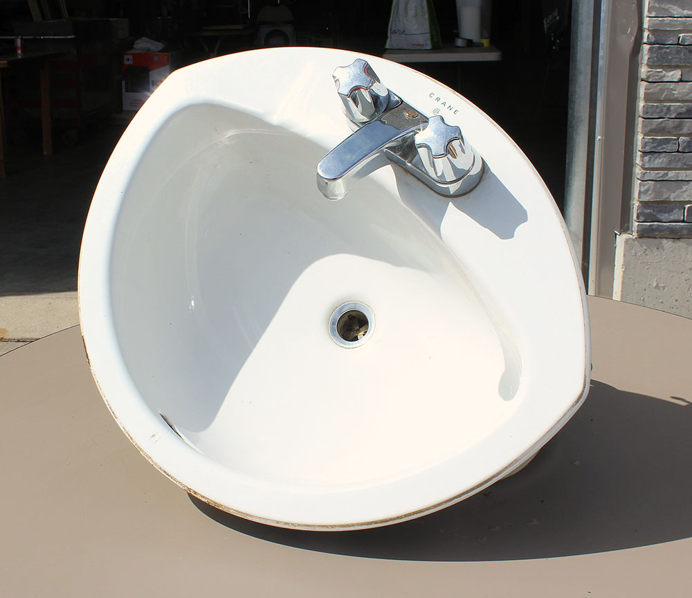 Lavabo CRANE en porcelaine avec robinet