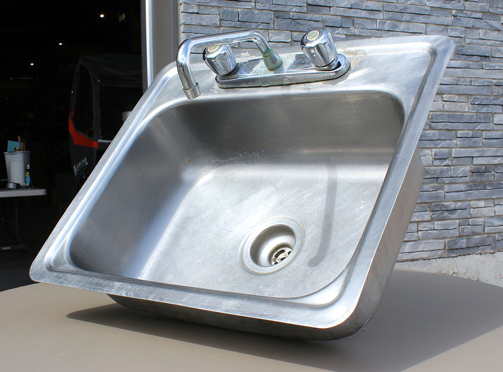 Lavabo carré en SS avec robinet