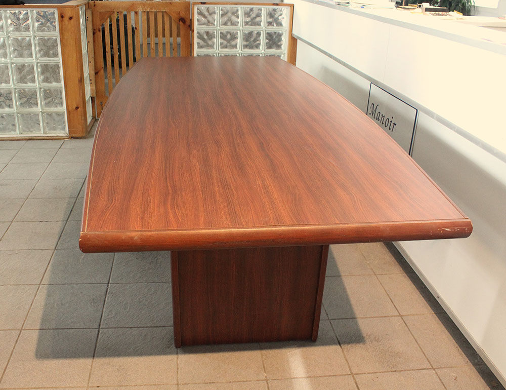 Grande table de bois, ovale