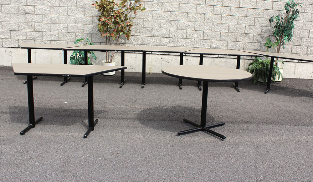 Tables de bureau grises à assembler